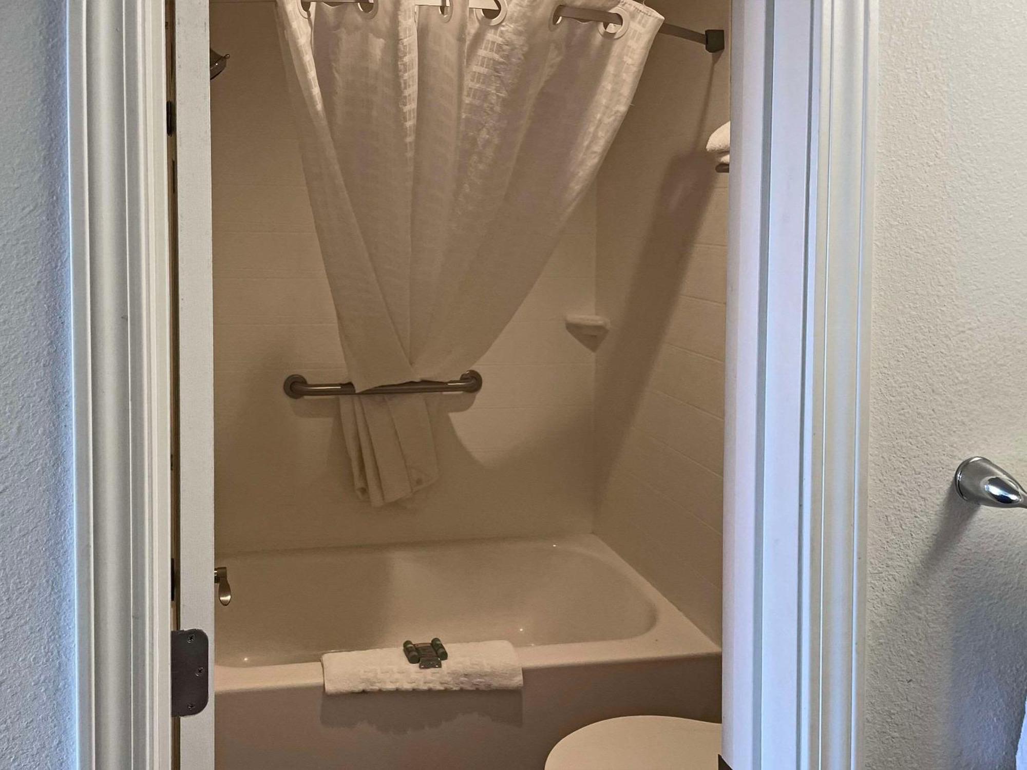 Quality Inn Clinton North Екстериор снимка