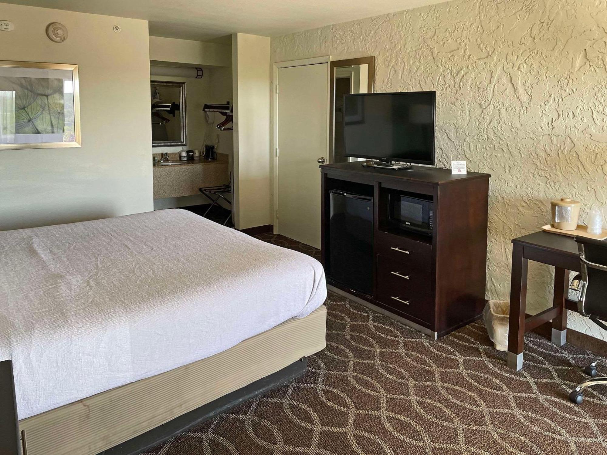 Quality Inn Clinton North Екстериор снимка