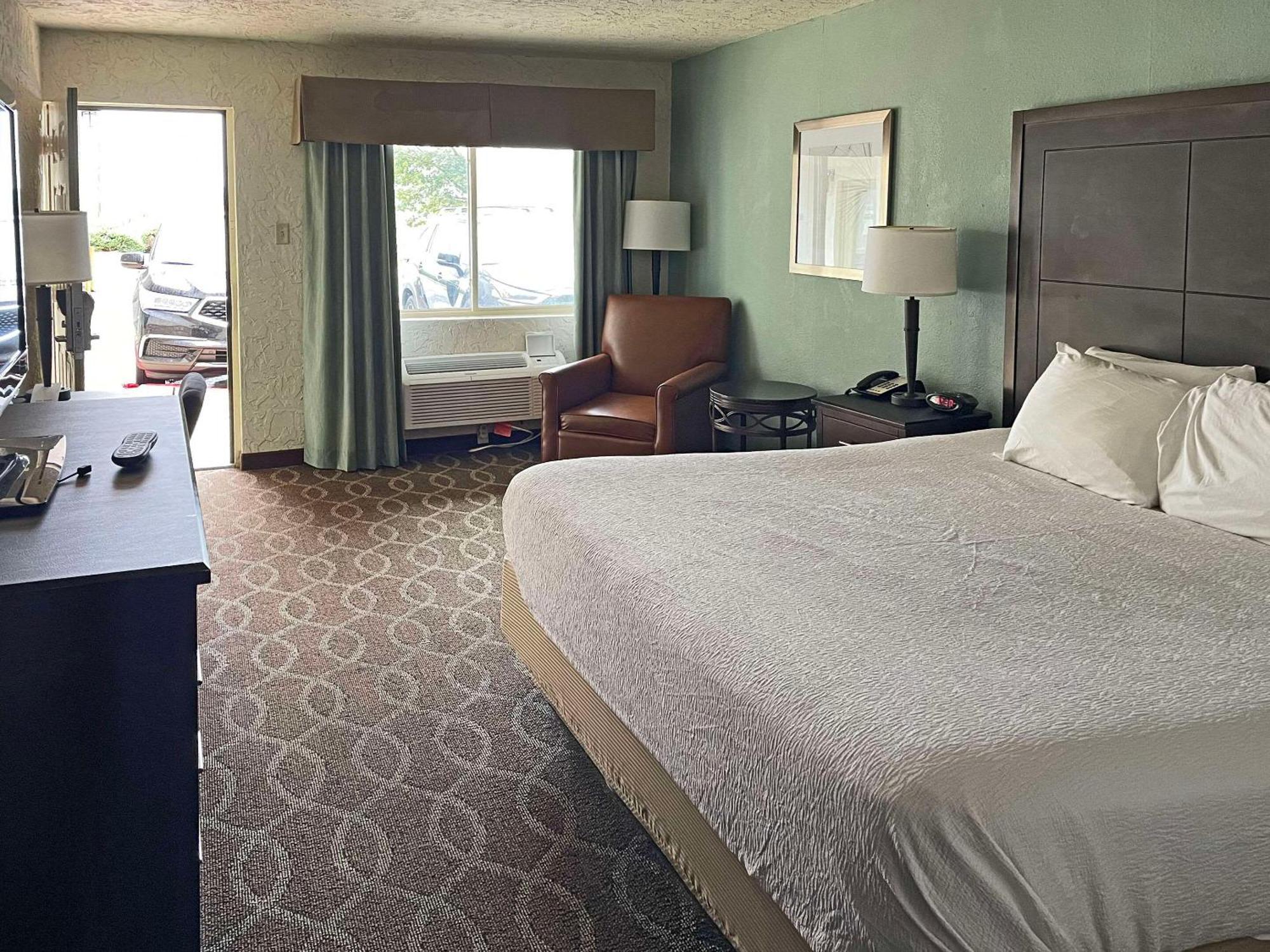 Quality Inn Clinton North Екстериор снимка