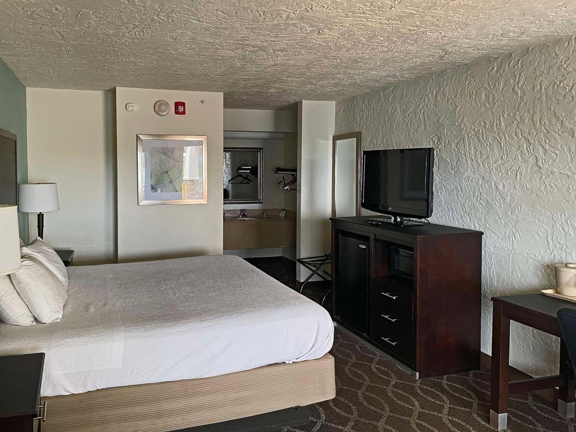 Quality Inn Clinton North Екстериор снимка