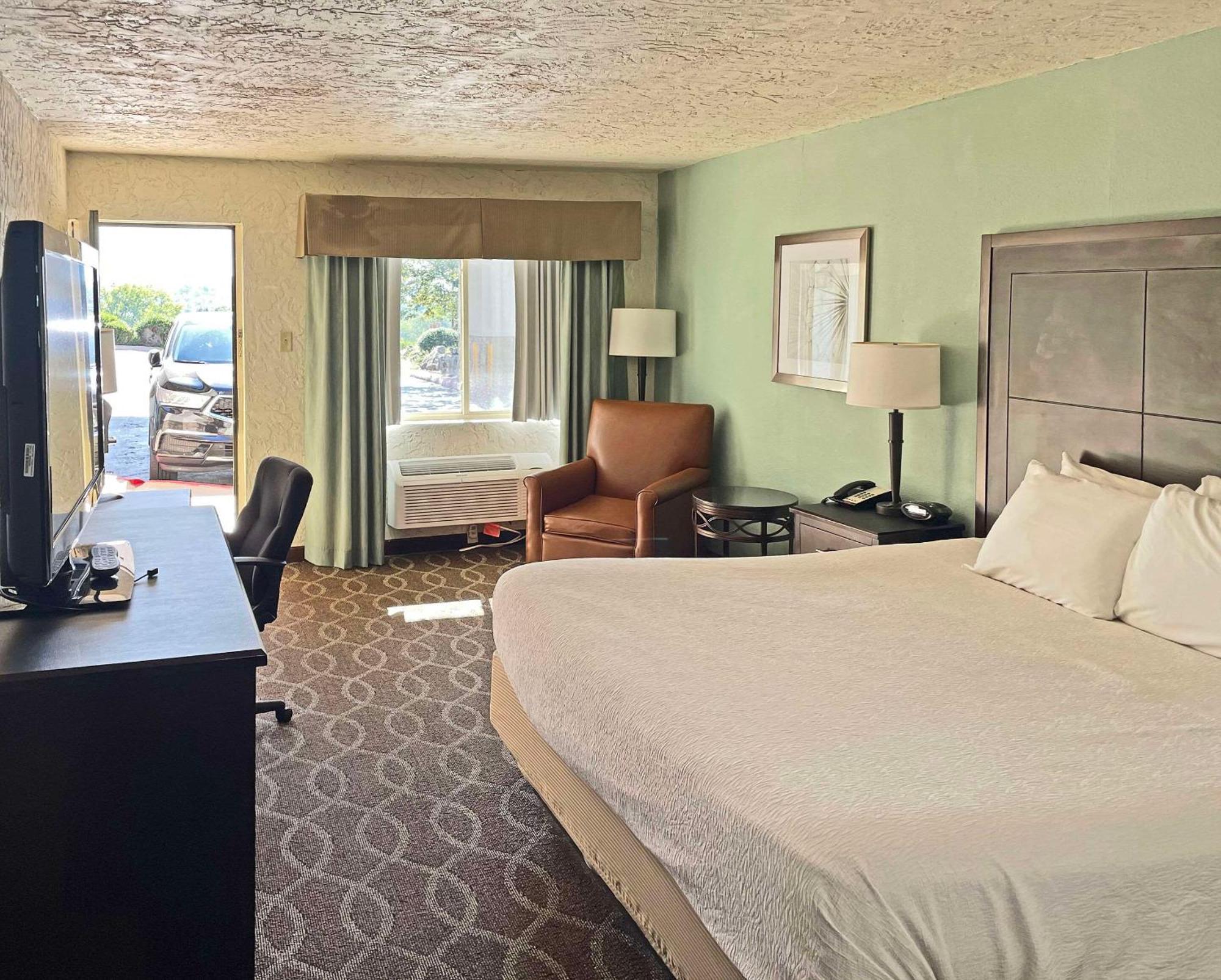 Quality Inn Clinton North Екстериор снимка