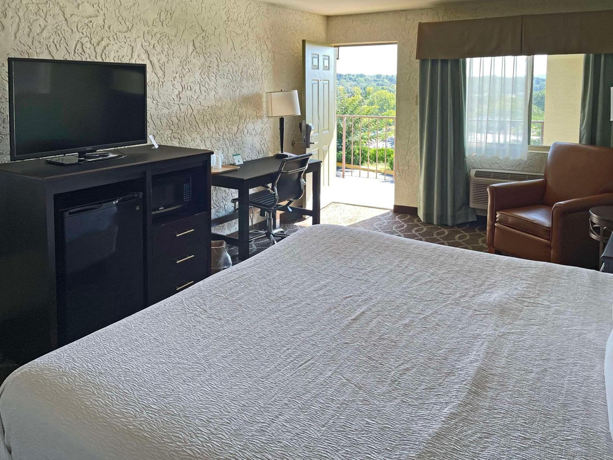 Quality Inn Clinton North Екстериор снимка