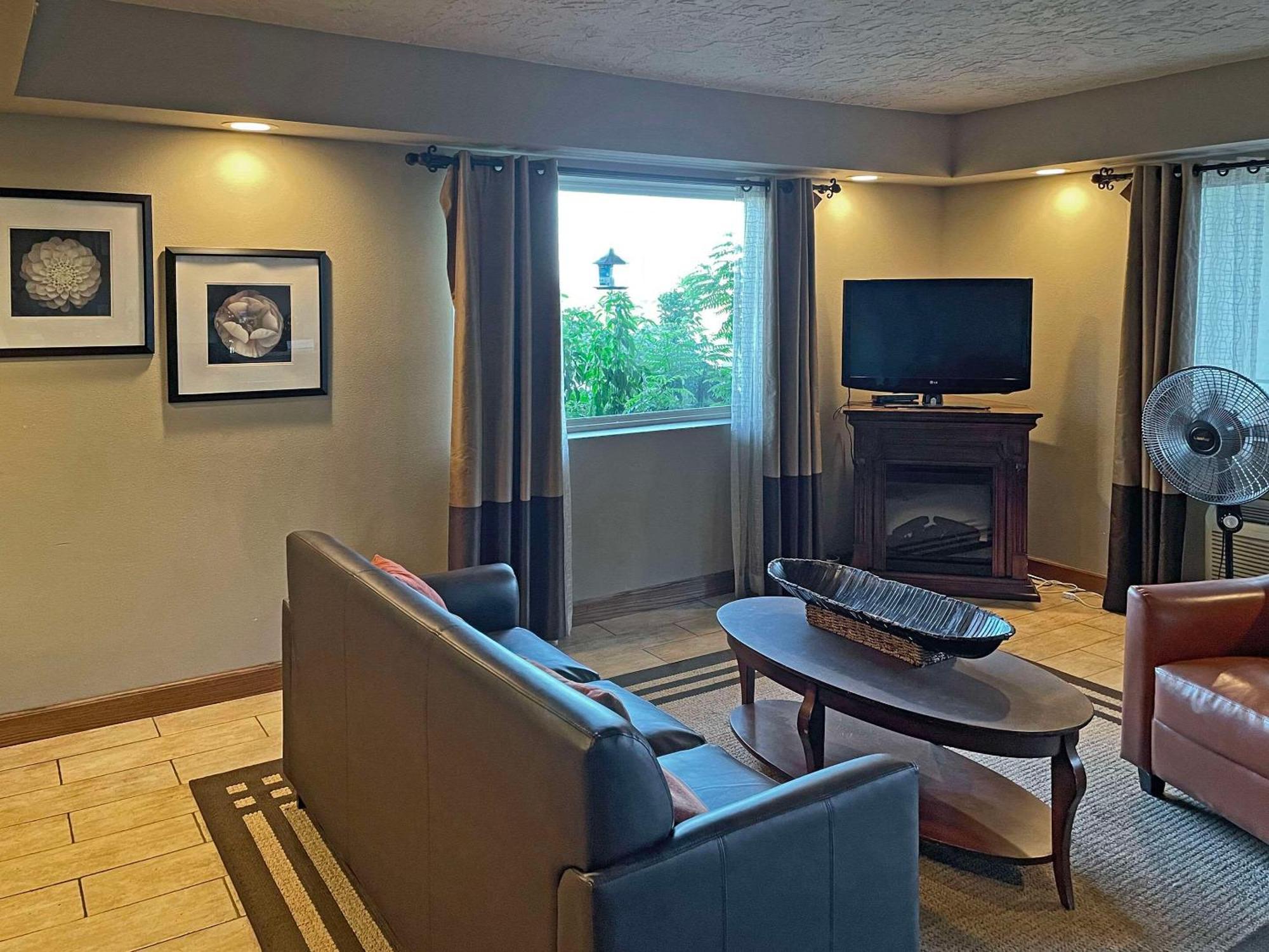 Quality Inn Clinton North Екстериор снимка