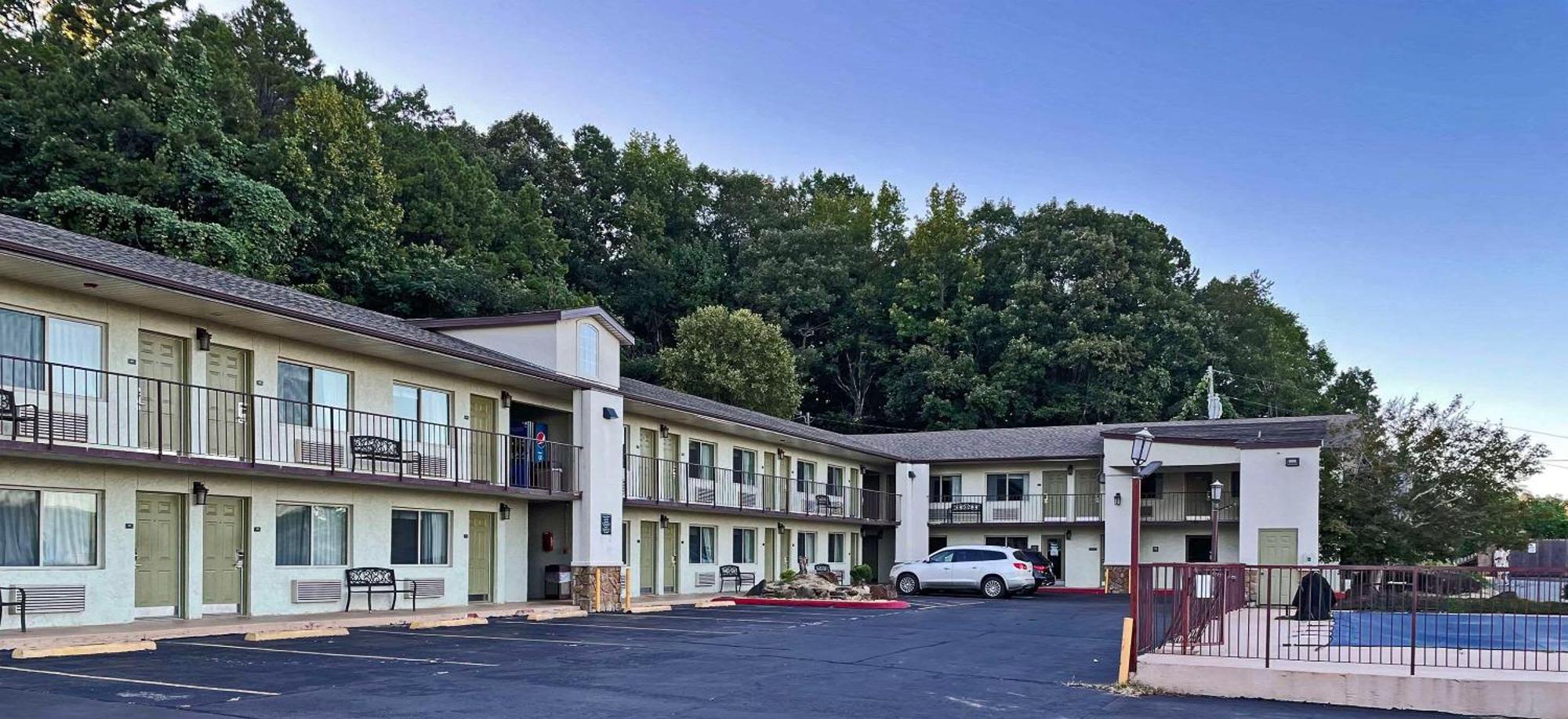 Quality Inn Clinton North Екстериор снимка