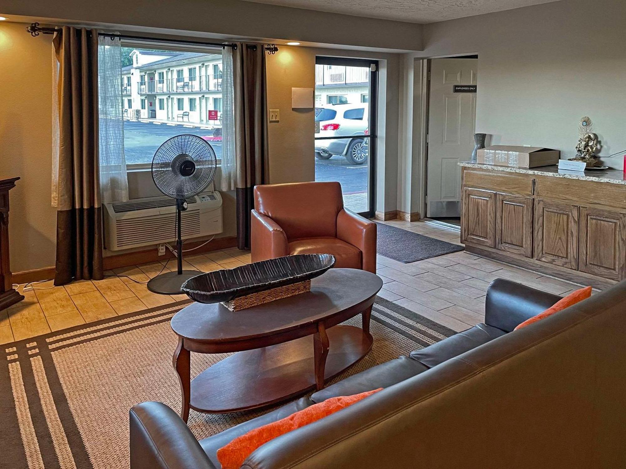 Quality Inn Clinton North Екстериор снимка