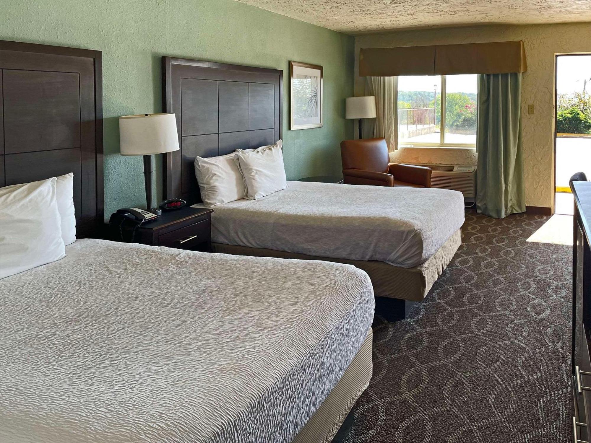 Quality Inn Clinton North Екстериор снимка