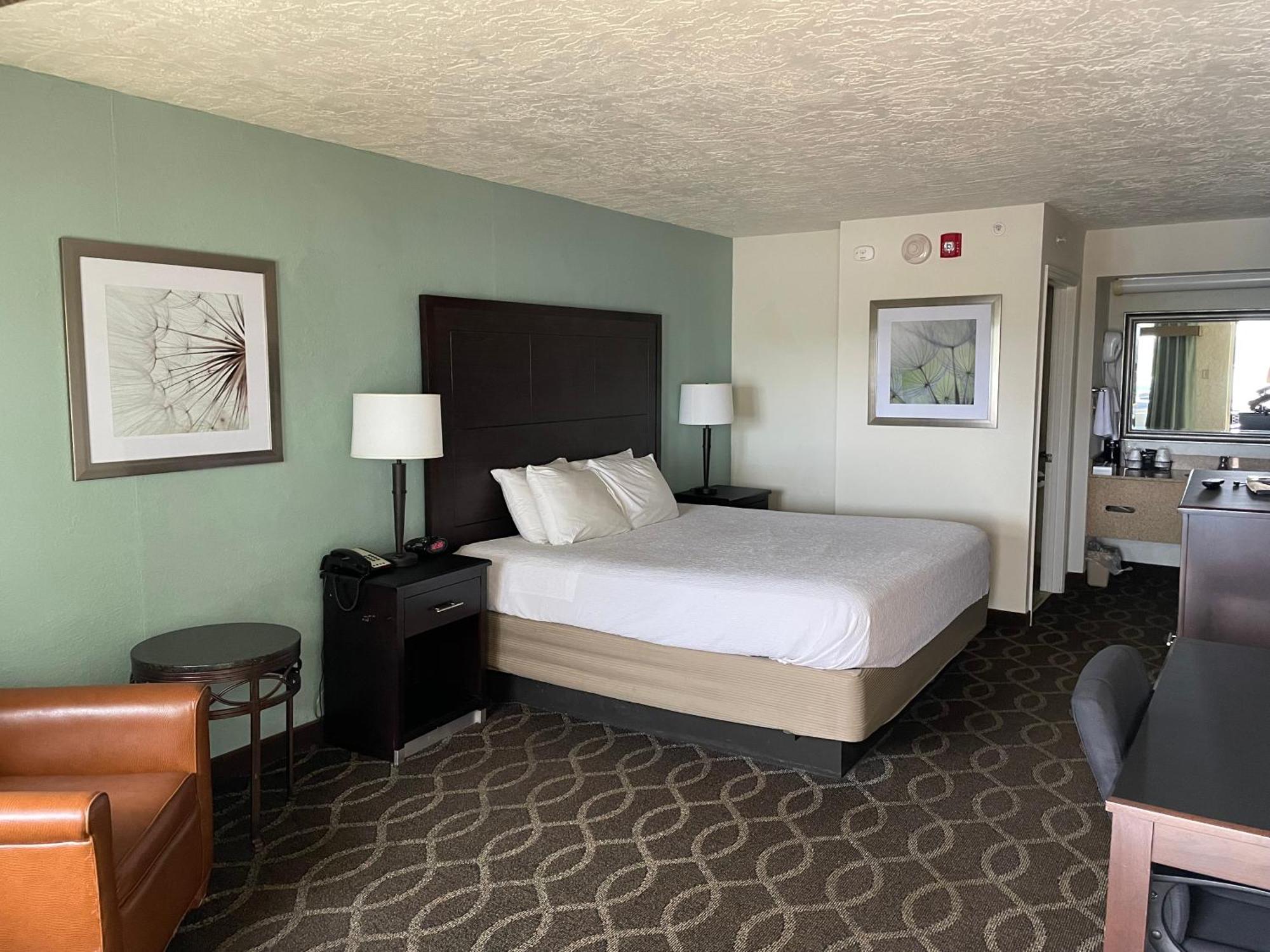 Quality Inn Clinton North Екстериор снимка