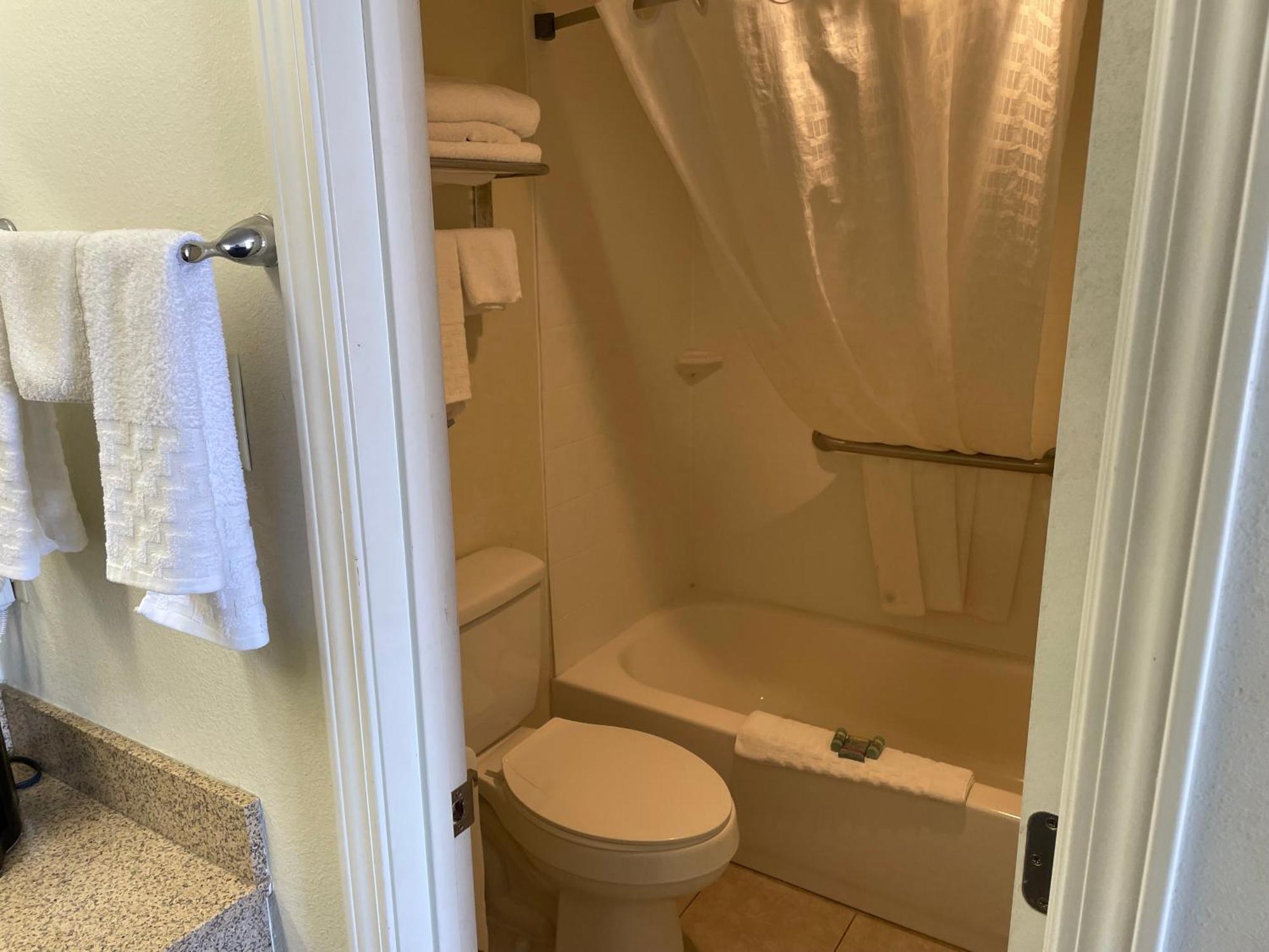 Quality Inn Clinton North Екстериор снимка