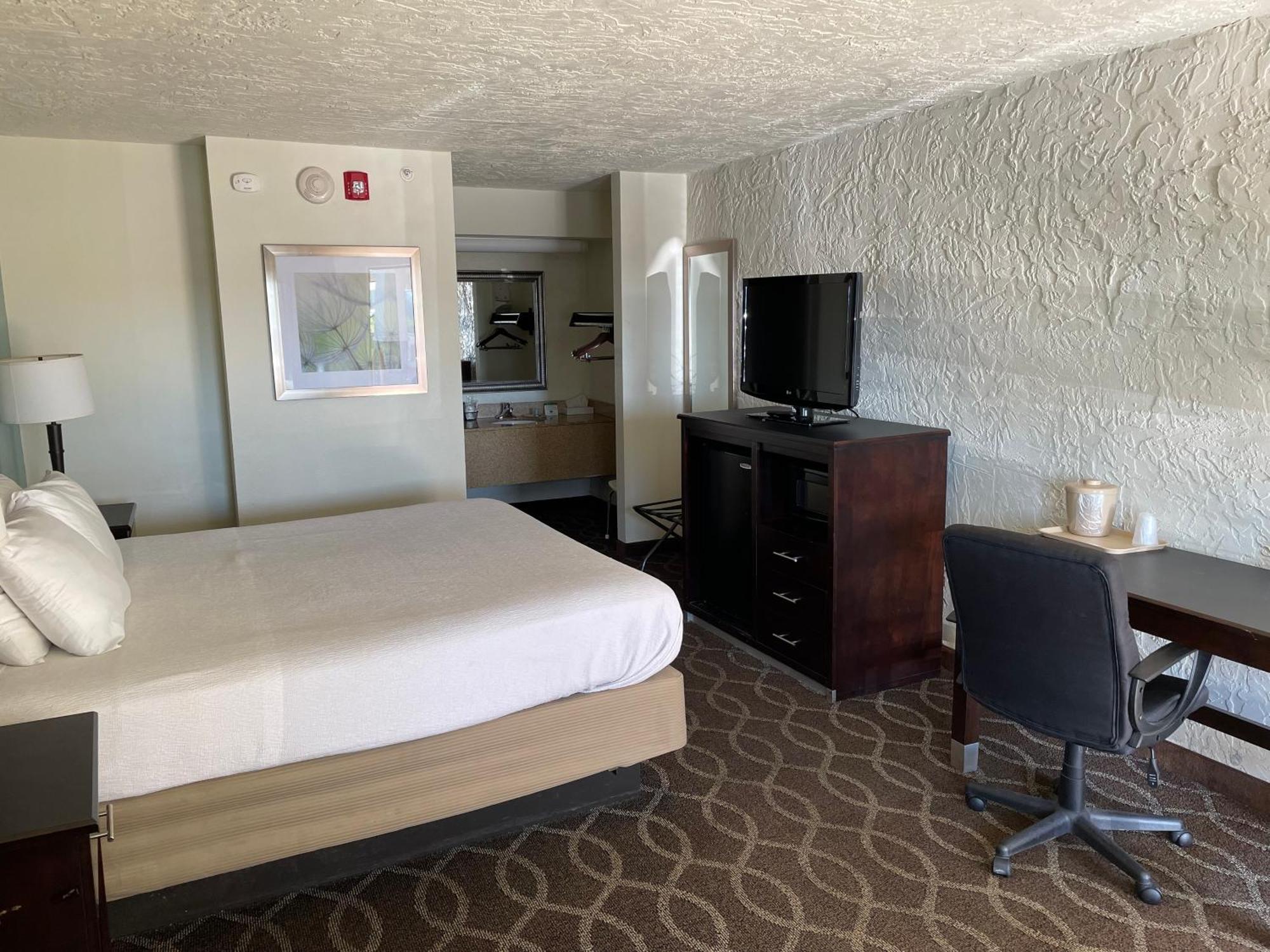 Quality Inn Clinton North Екстериор снимка