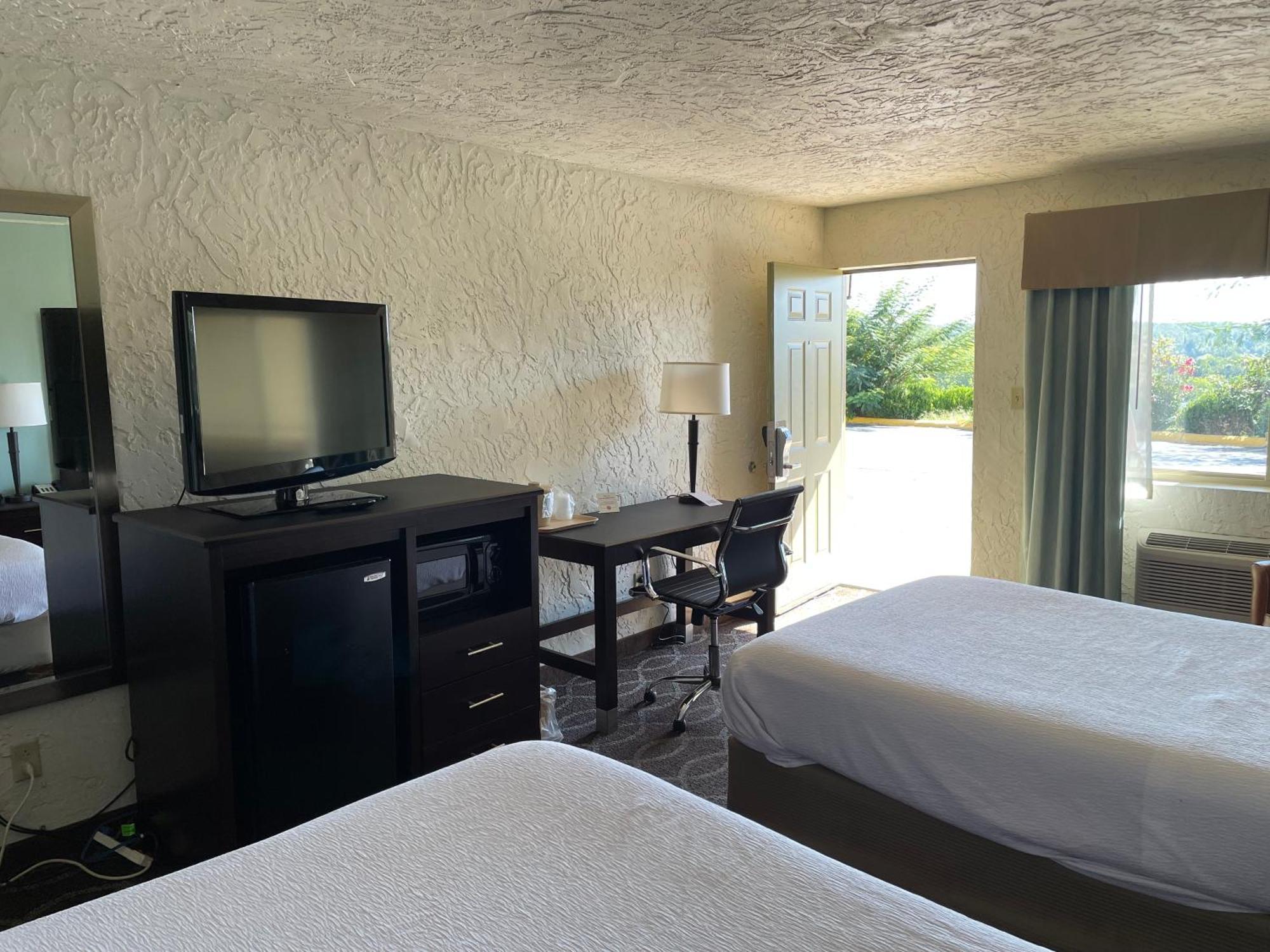 Quality Inn Clinton North Екстериор снимка