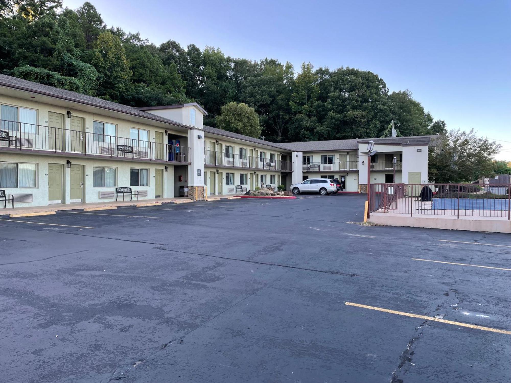 Quality Inn Clinton North Екстериор снимка