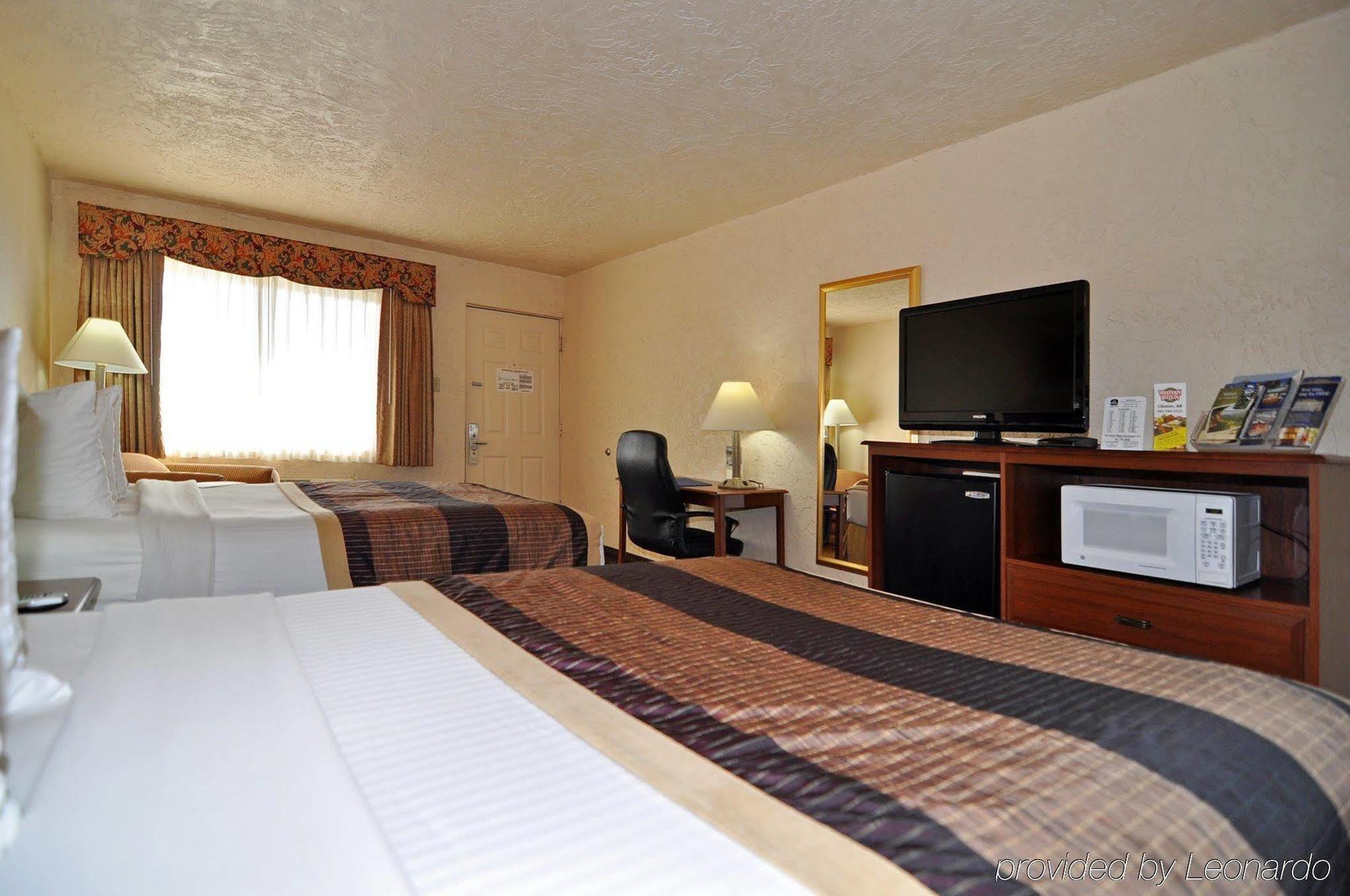 Quality Inn Clinton North Екстериор снимка